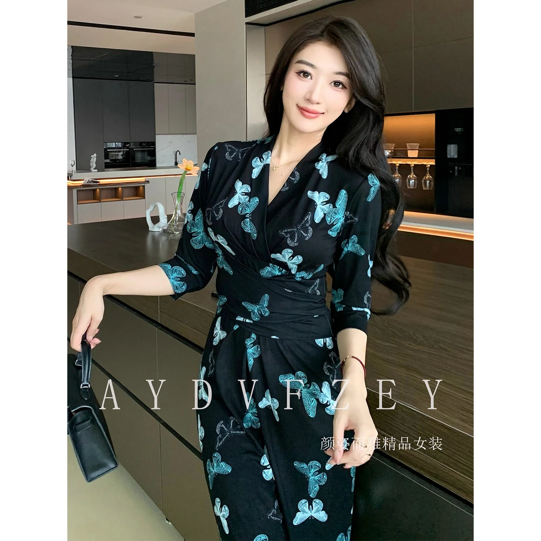 2025夏季气质黑底釉蓝蝴蝶印花连衣裙女v领套头显瘦裹身裙长款
