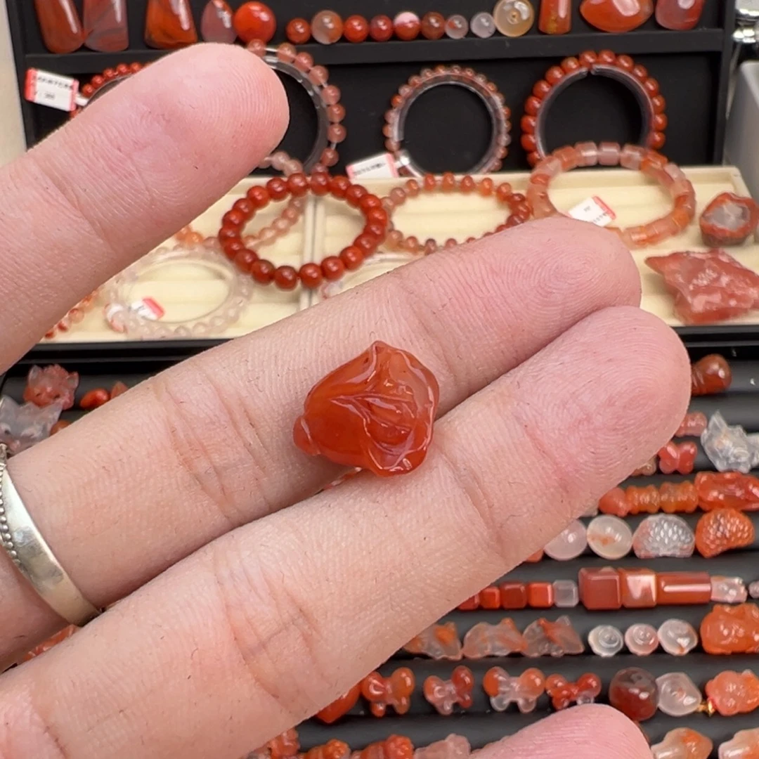 南红玛瑙未镶嵌颈饰玉兰花