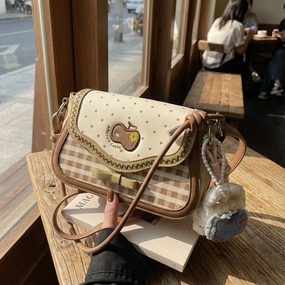 艾米兔 X COOLE女包2026新款时尚甜美可爱百搭格纹单肩斜挎马鞍包