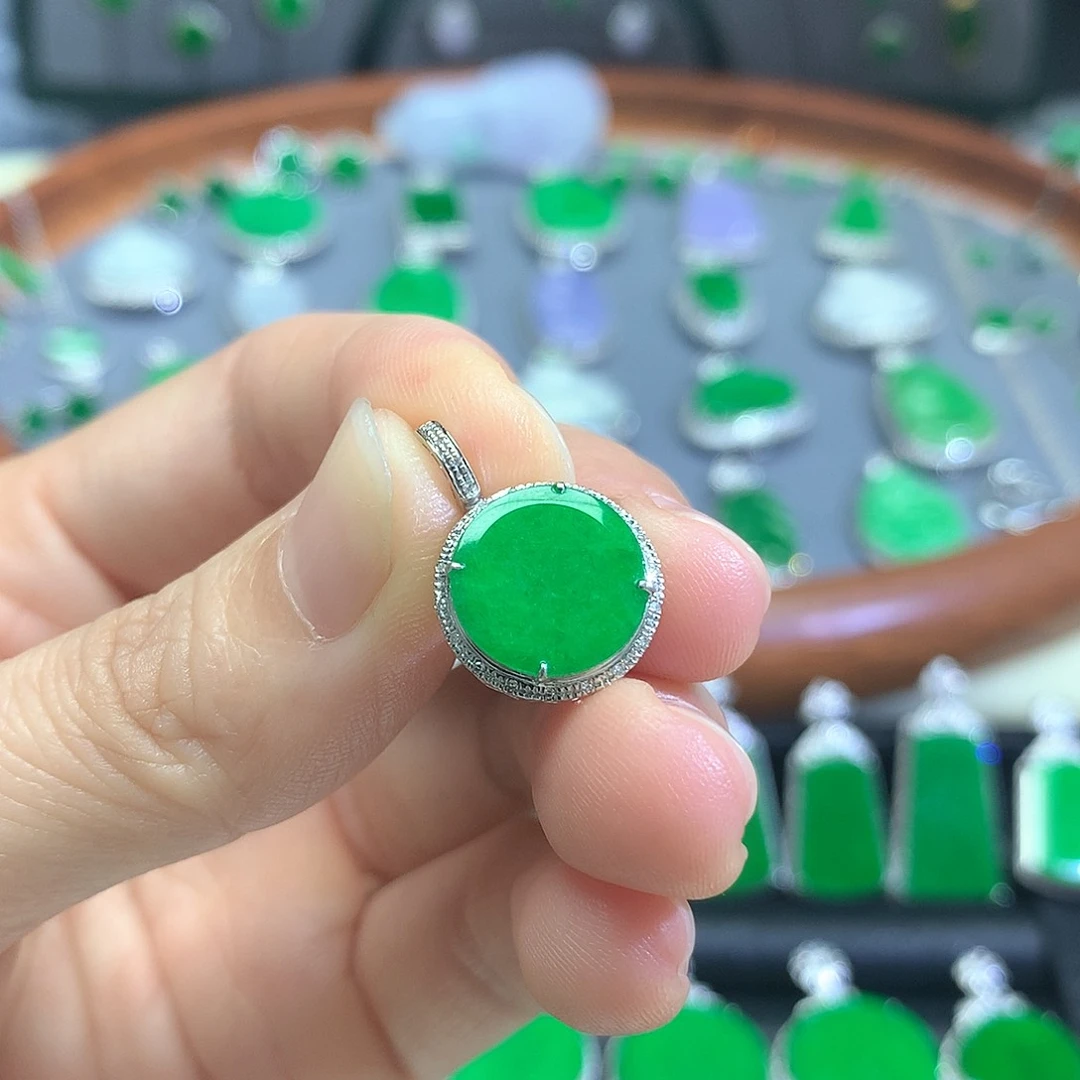 颈饰18K金镶嵌翡翠吊坠