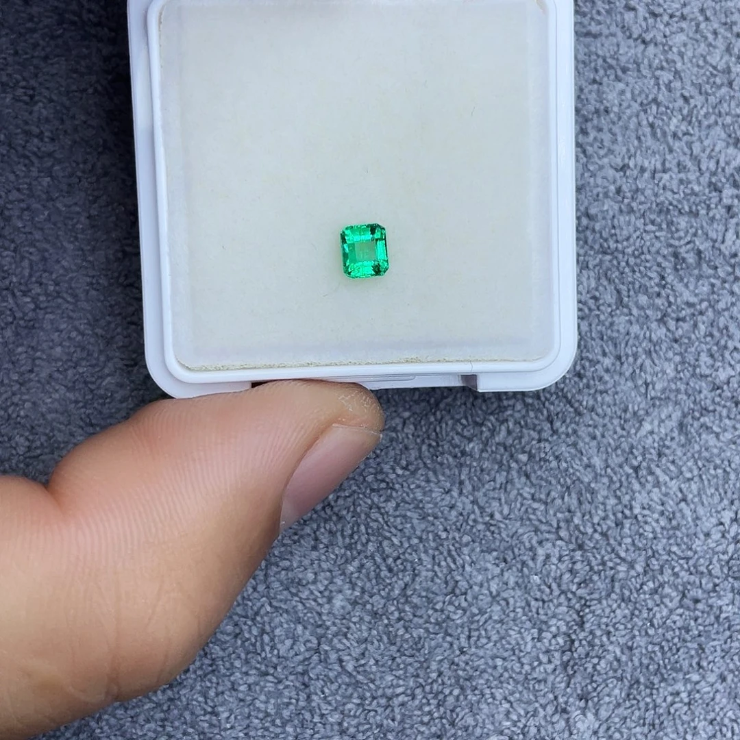 祖母绿裸石0.44Ct。