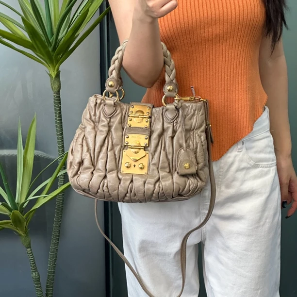 95新 MIU MIU/缪缪 缪缪大金扣褶皱卡其色托特包有原肩带
