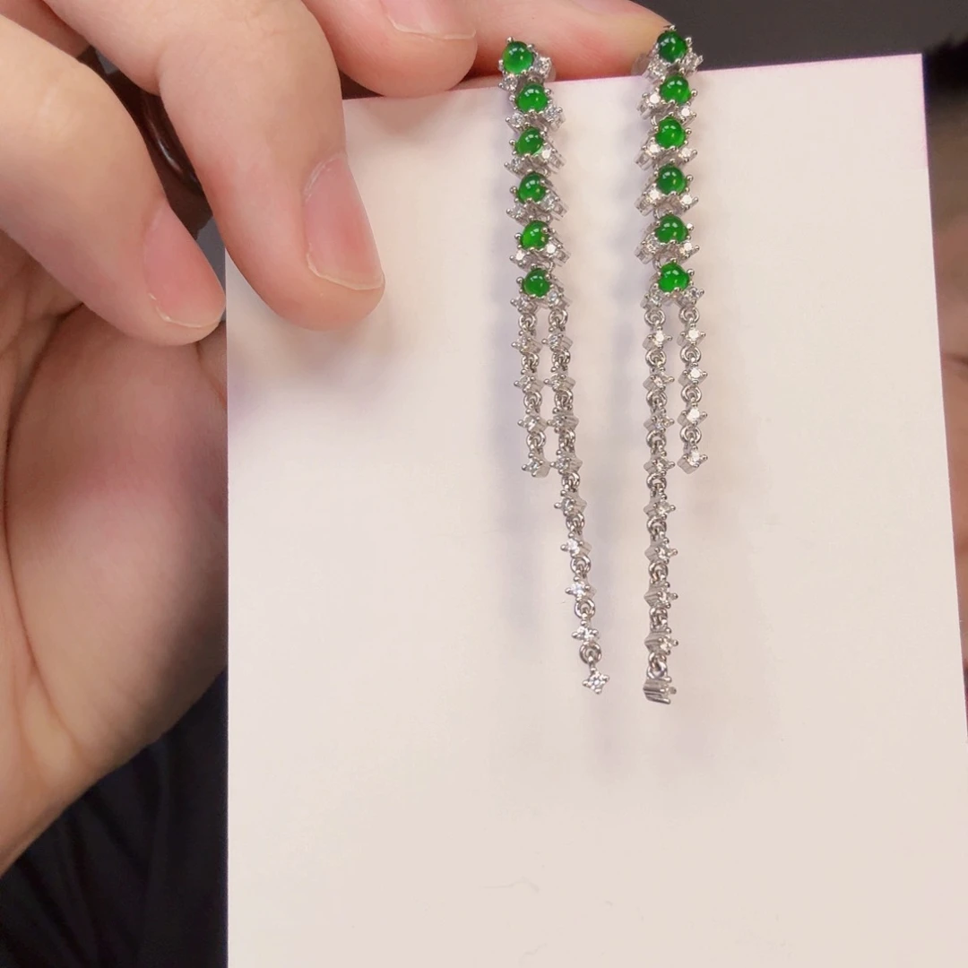 翡翠未镶嵌颈饰一对