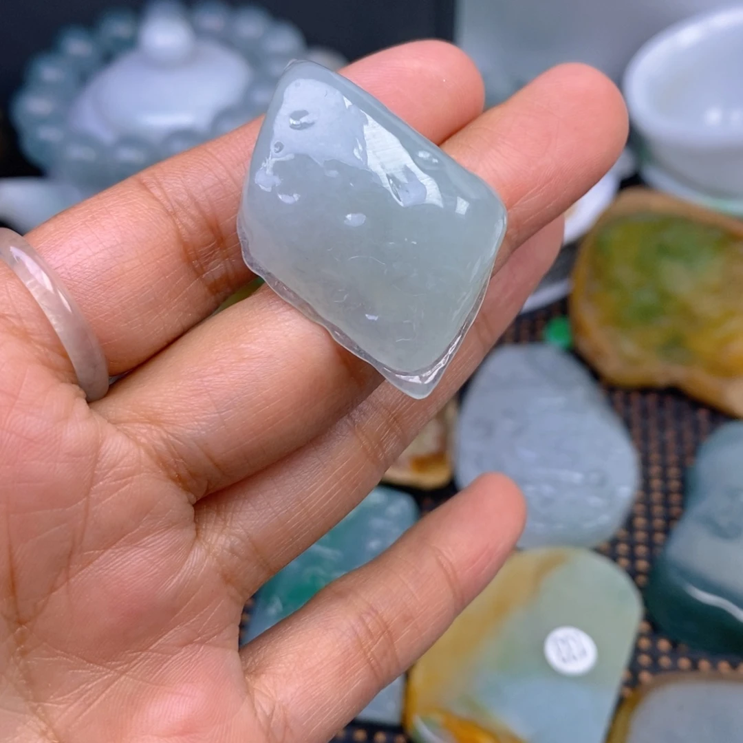 翡翠颈饰未镶嵌格**格翡翠