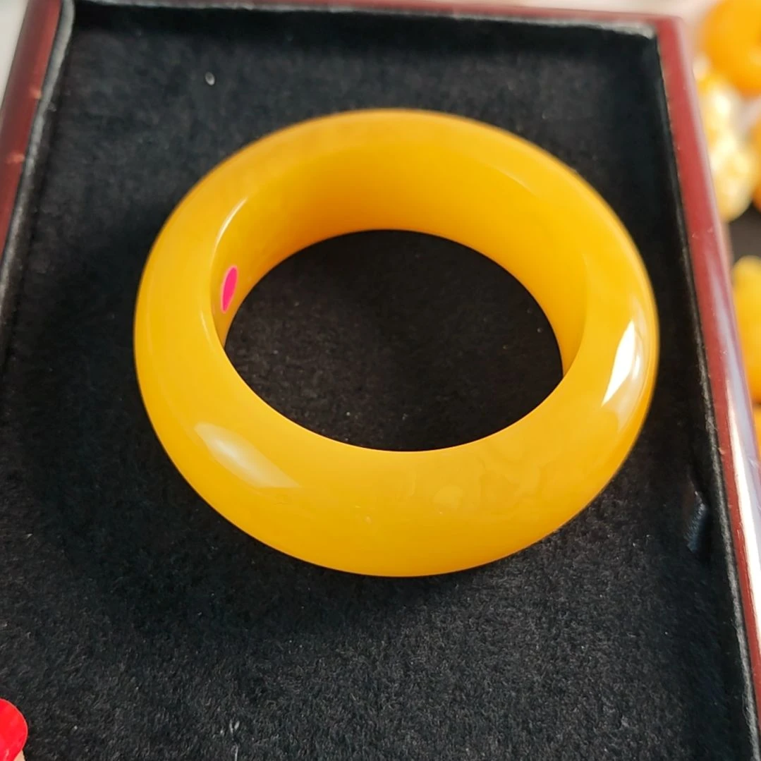 未镶嵌蜜蜡手镯手镯58圈。