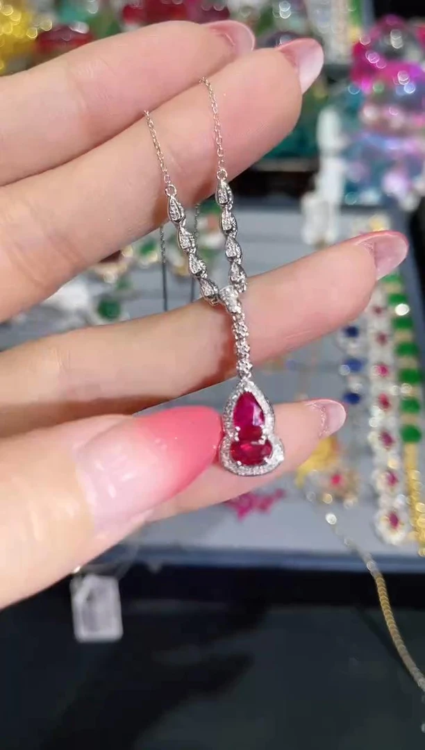 18K金镶嵌天然无烧红宝石项链葫芦款