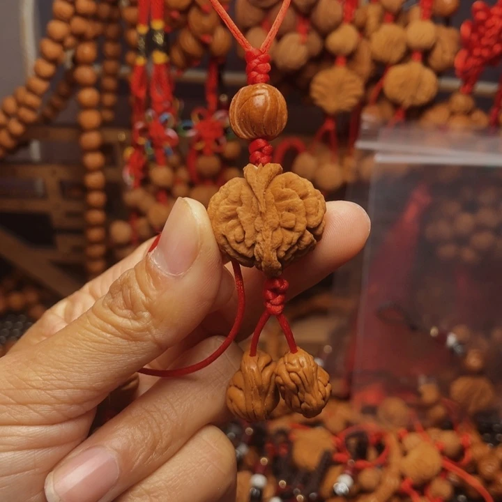 木质类龙纹桃枭挂件