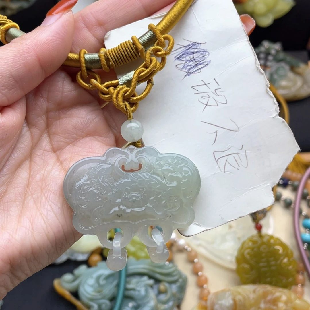 蛇纹石玉颈饰未镶嵌