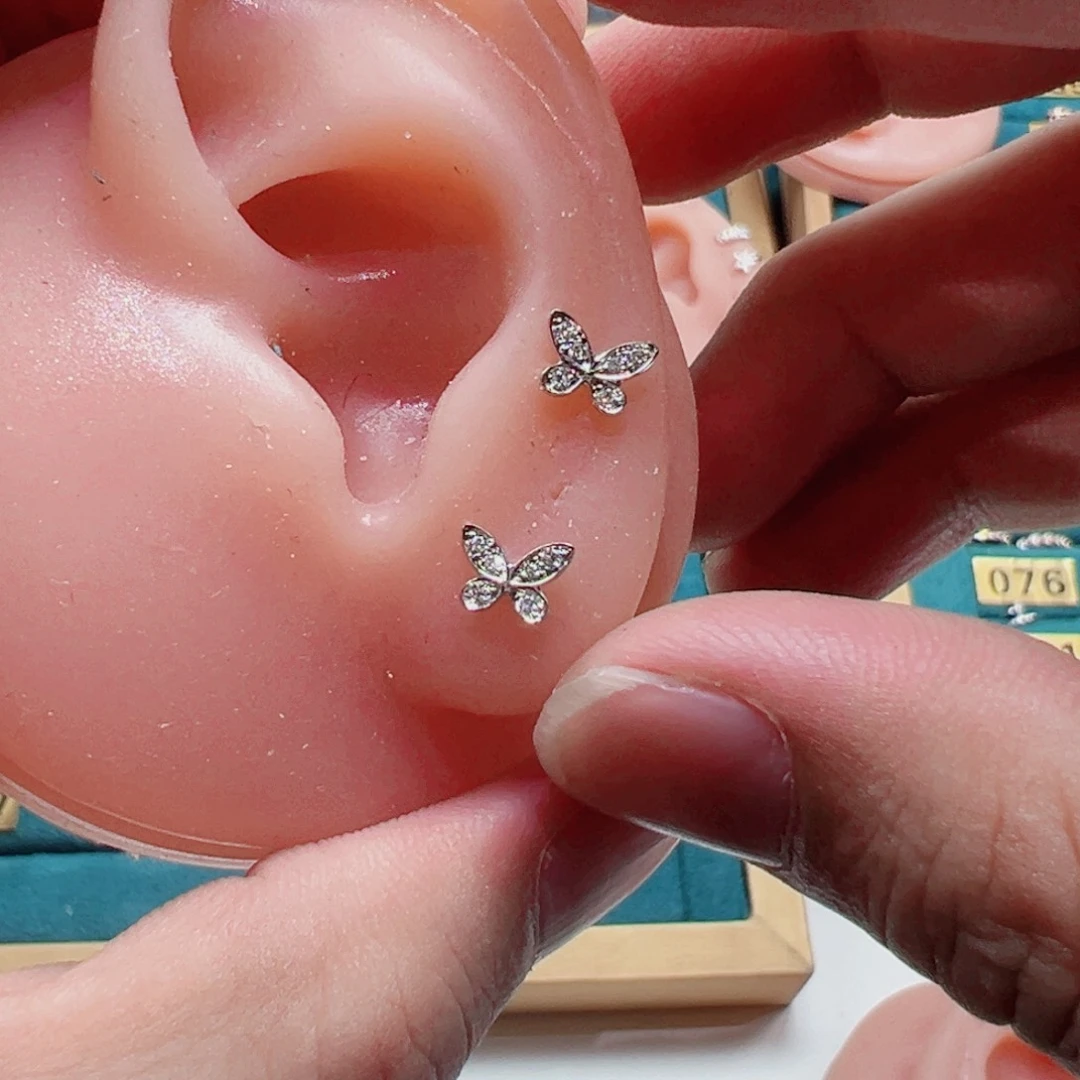 钻石耳饰18K金镶嵌微*蝴蝶耳钉直针款K白
