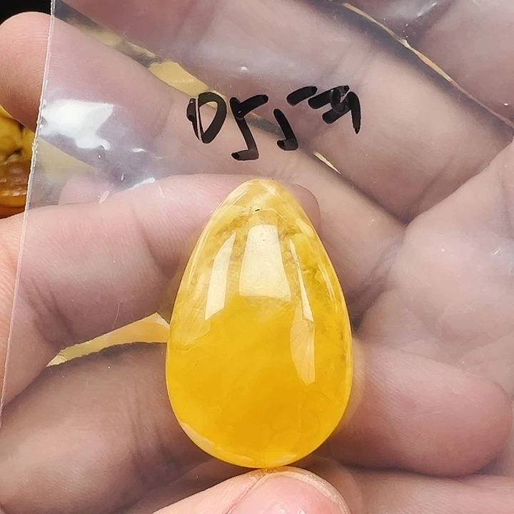 蜜蜡未镶嵌珠宝奇石水滴7.5克，有粉点