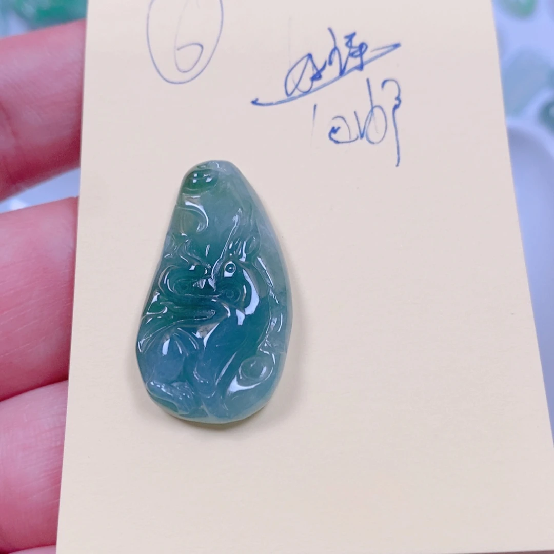翡翠未镶嵌颈饰九尾狐
