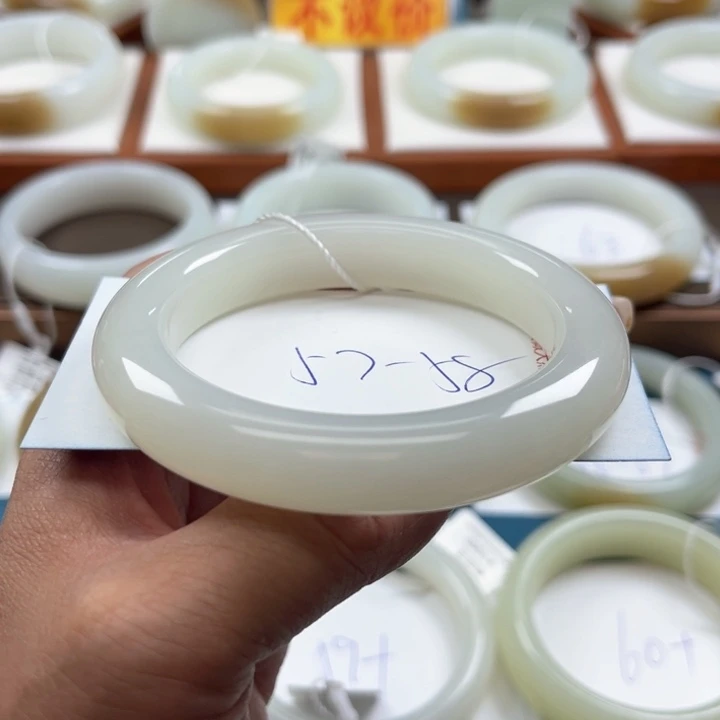 和田玉手镯未镶嵌材*员