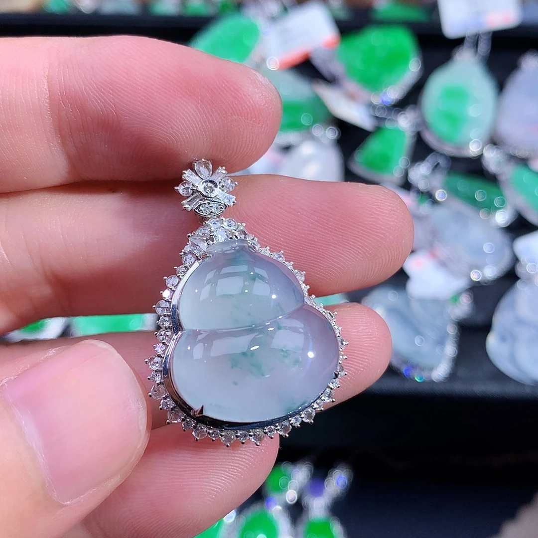 颈饰18K金镶嵌翡翠