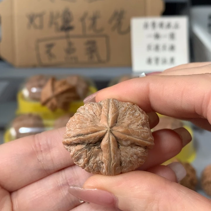 鸿***文玩核桃吊坠异形单只，有瑕疵