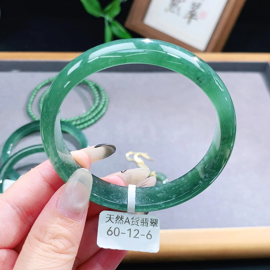 翡翠手镯（圆镯）未镶嵌
