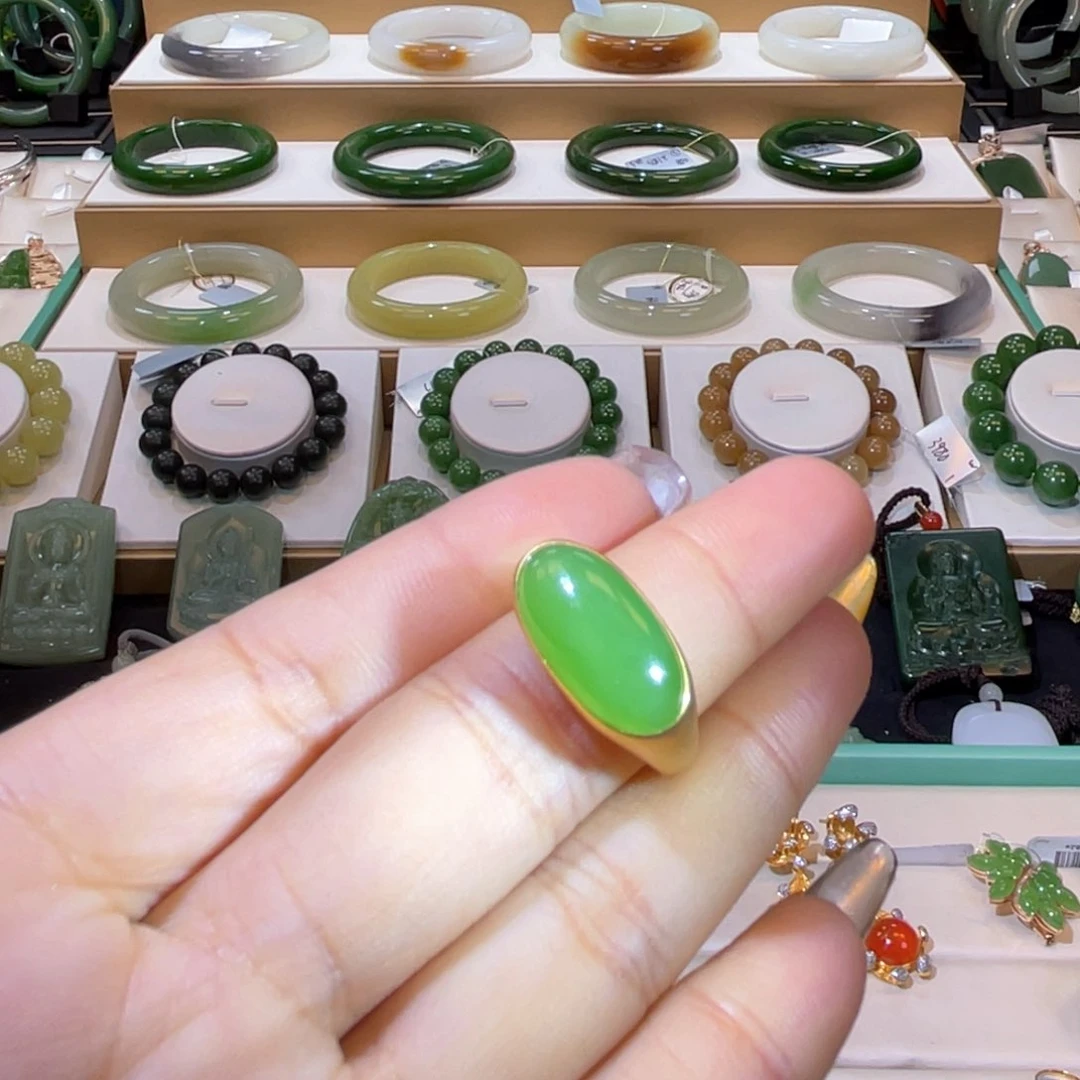 和田玉高品18Ｋ果绿马安戒指18K金镶嵌