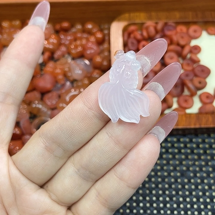 南红玛瑙未镶嵌颈饰金鱼