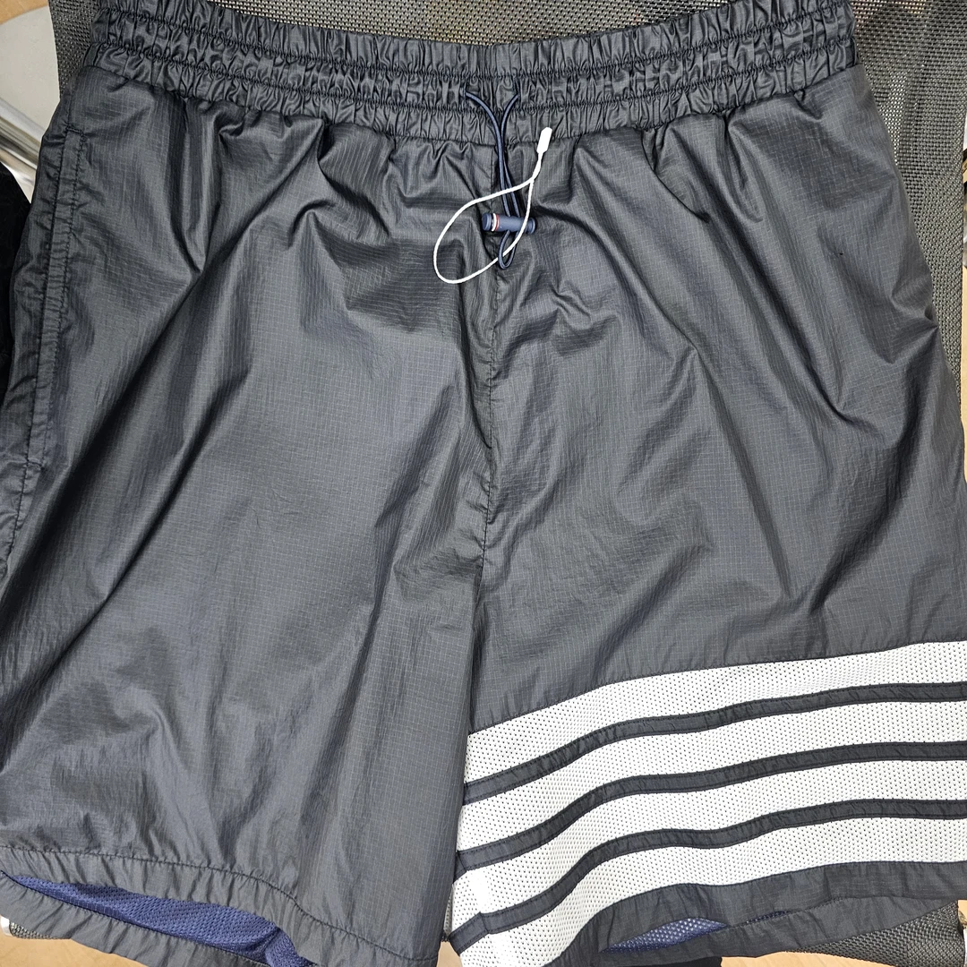 99新 THOMBROWNE 黑色条纹短裤