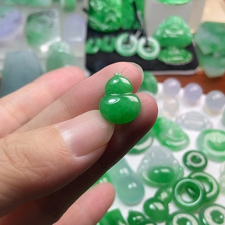 翡翠未镶嵌颈饰葫芦