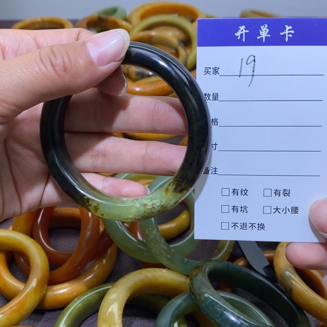 未镶嵌蛇纹石玉手镯胡*伟
