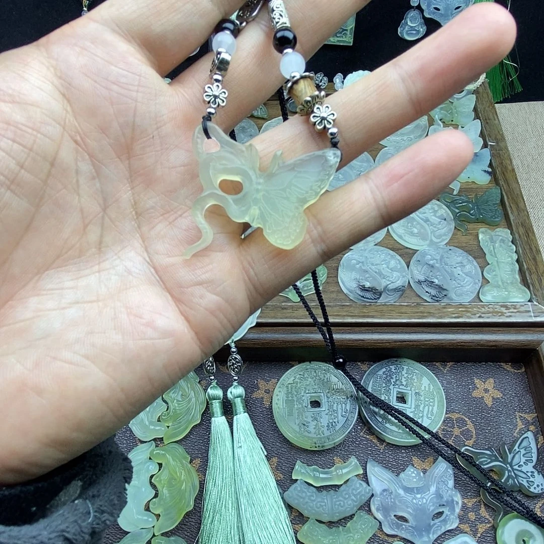 不***懂蛇纹石玉未镶嵌颈饰蛇蝶 微瑕不退换