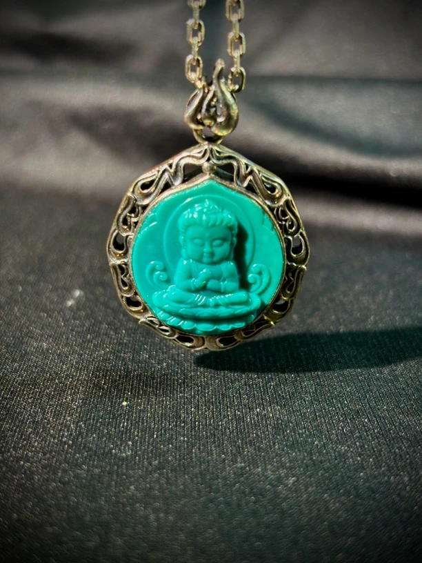 绿松石雕刻牌子吊坠