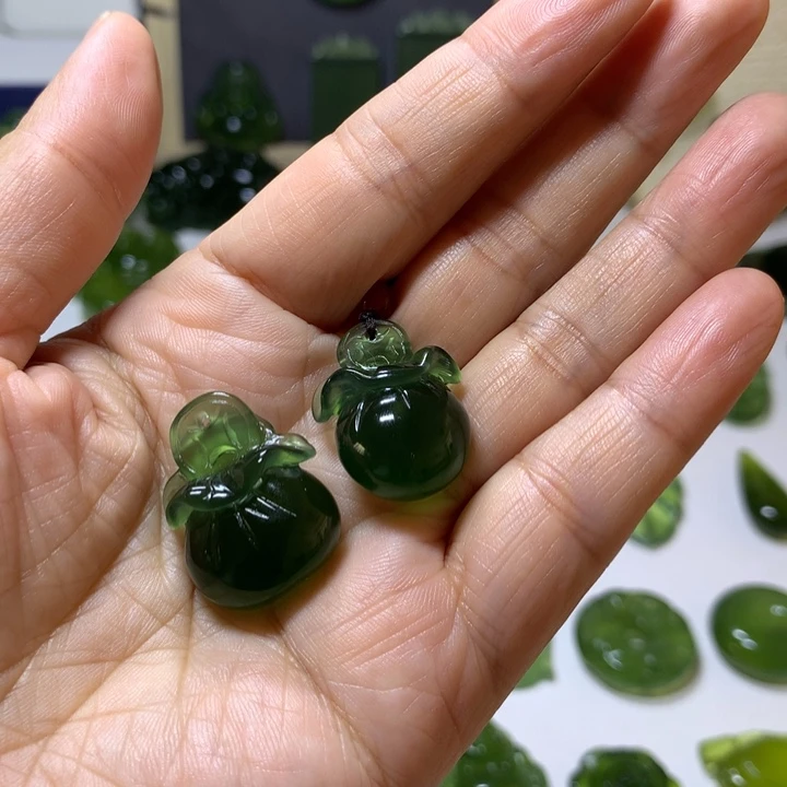 明***明岫玉未镶嵌颈饰吊坠