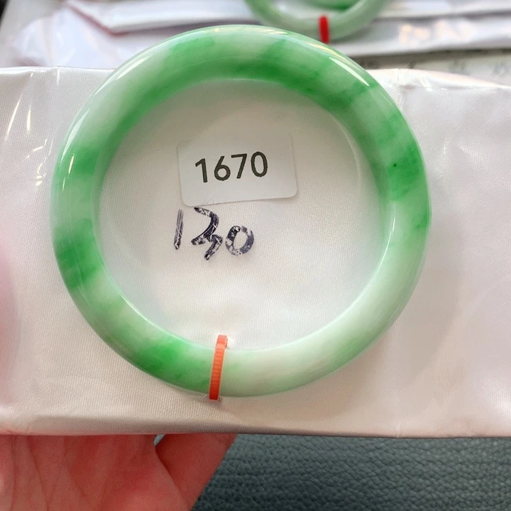 翡翠手镯未镶嵌天然翡翠手镯