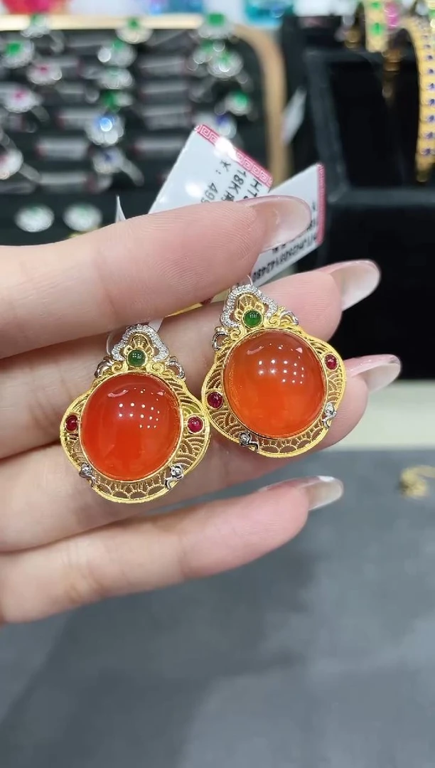 18K金镶嵌南红吊坠 多样性发其一