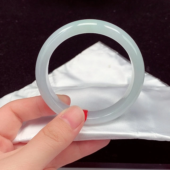 翡翠手镯未镶嵌翡翠