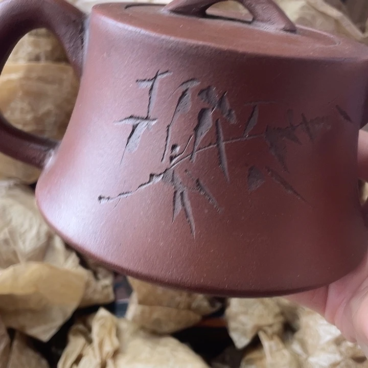 茶壶紫砂原矿泥料手工制作的一把紫砂壶。