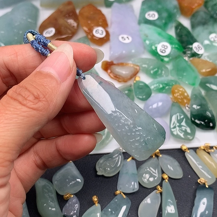 翡翠未镶嵌颈饰随型