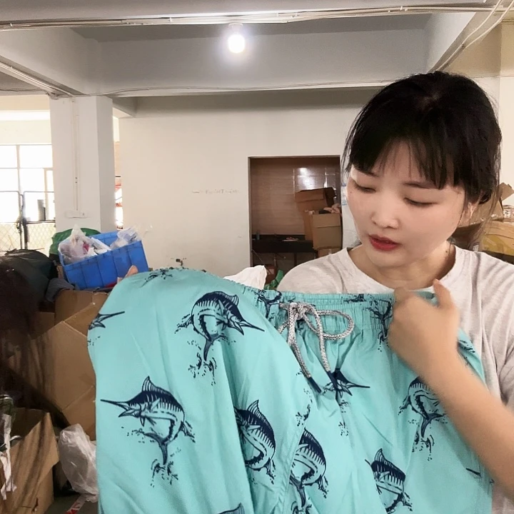 三醋酯纤维蓝色鲨鱼短裤发1