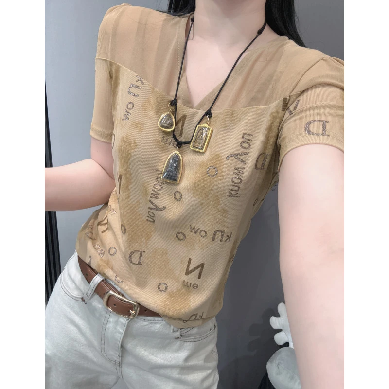夏新款网纱拼接V领短袖T恤女设计感字母印花百搭修身气质欧货上衣