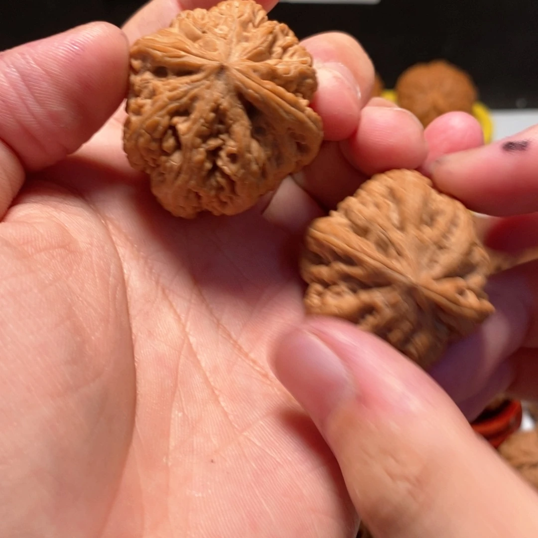 在***上文玩核桃吊坠粗筋