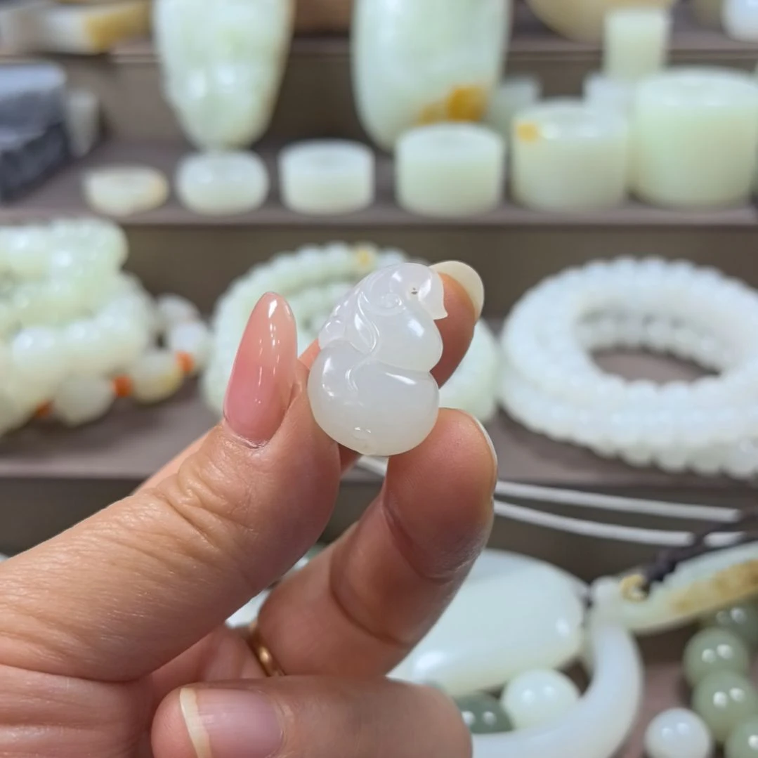 薇****和田玉未镶嵌颈饰