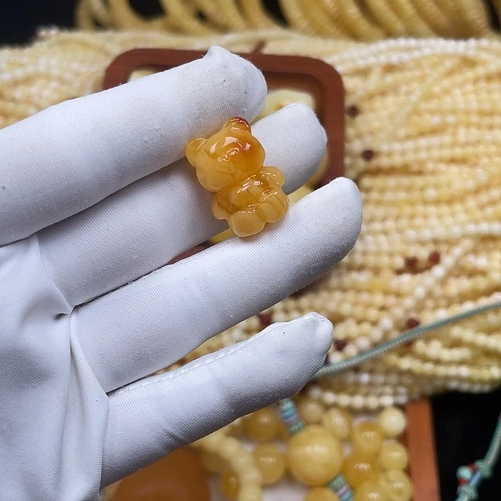 未镶嵌颈饰琥珀鸡油黄浓蜡俏色小熊1.2通孔