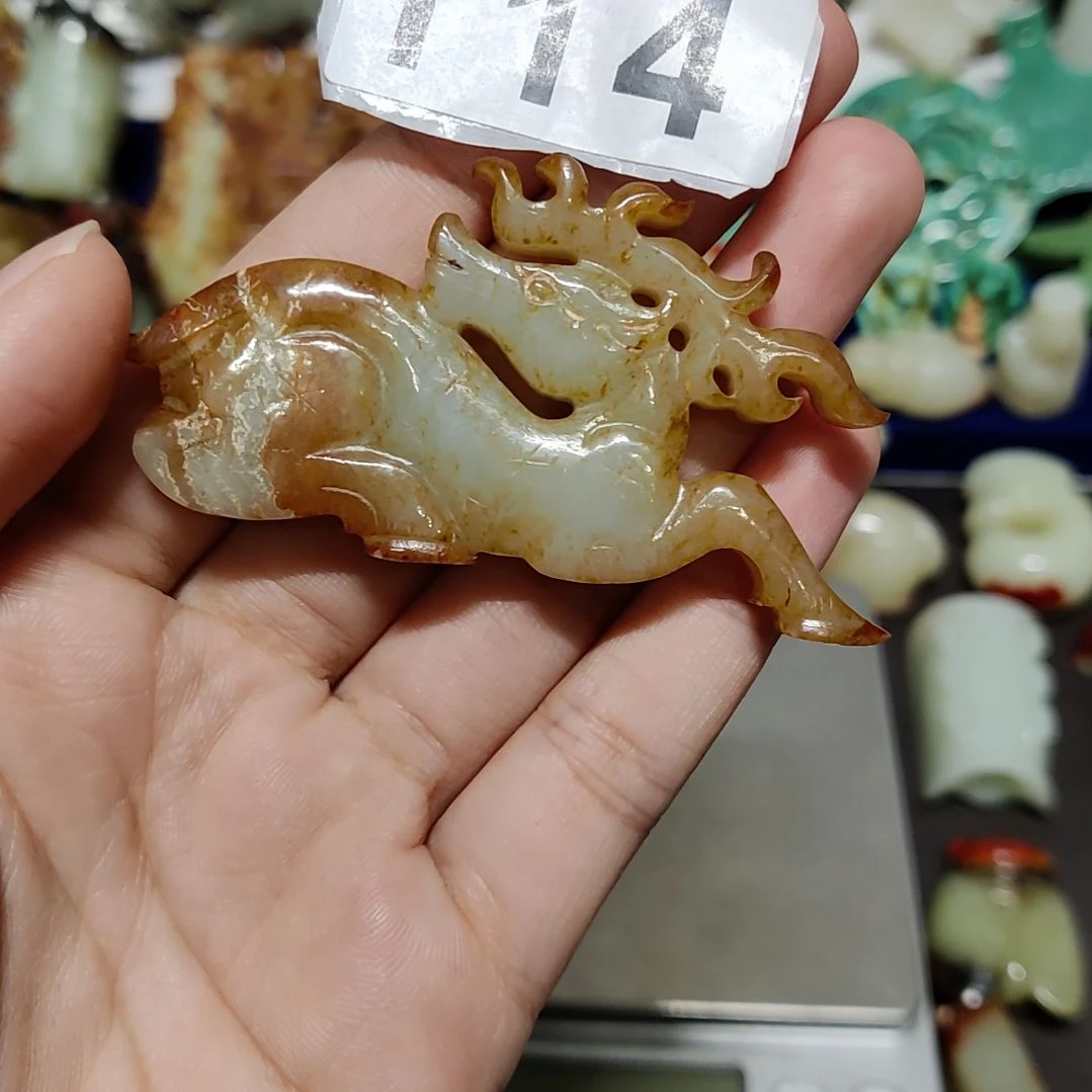透闪石质玉未镶嵌颈饰