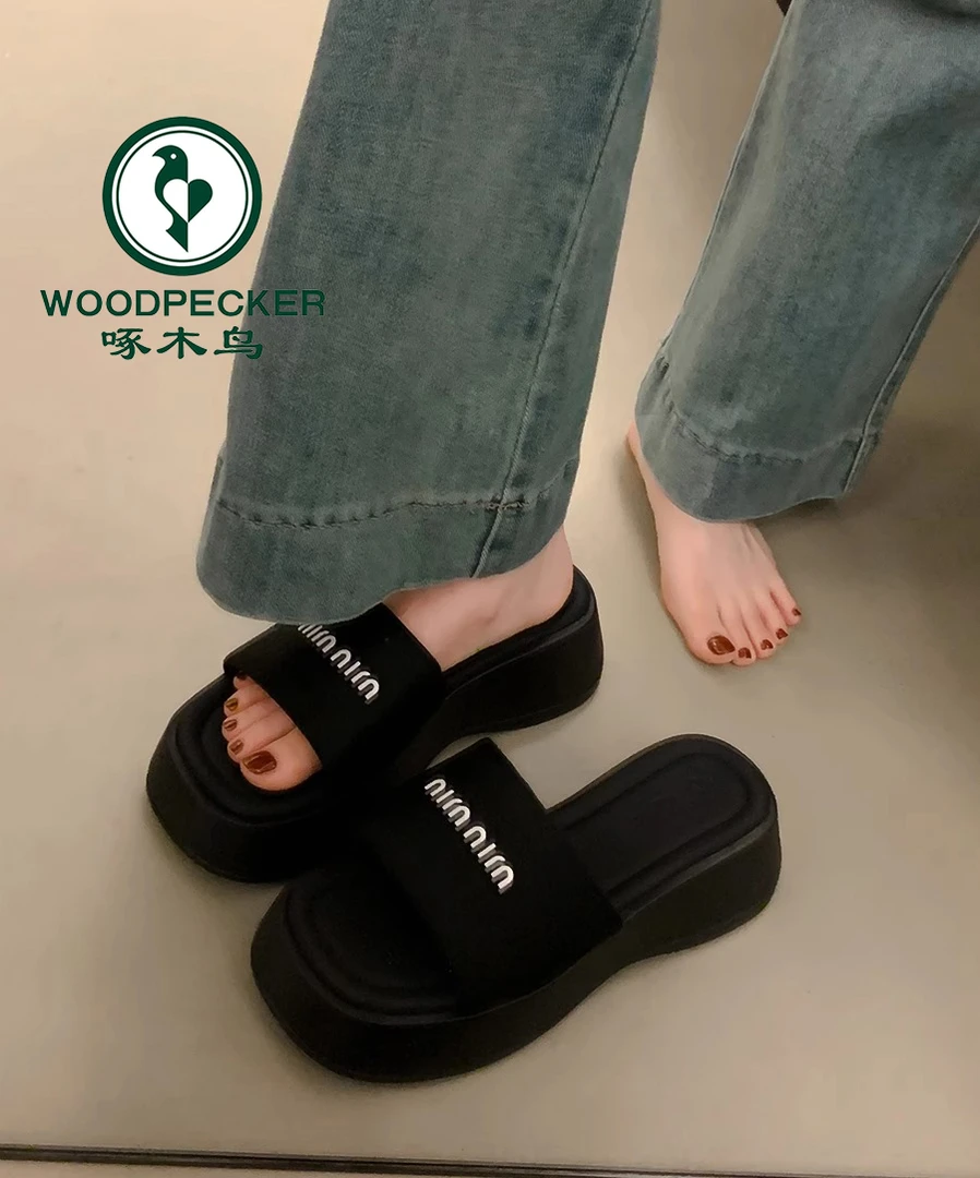 啄木鸟网红松糕厚底一字拖鞋女外穿2025夏季新款增高黑色沙滩凉拖