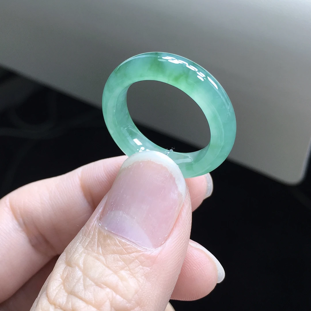 18号圈 天然A货缅甸翡翠 冰润飘绿花戒指 尺寸18.2×6×4.2mm