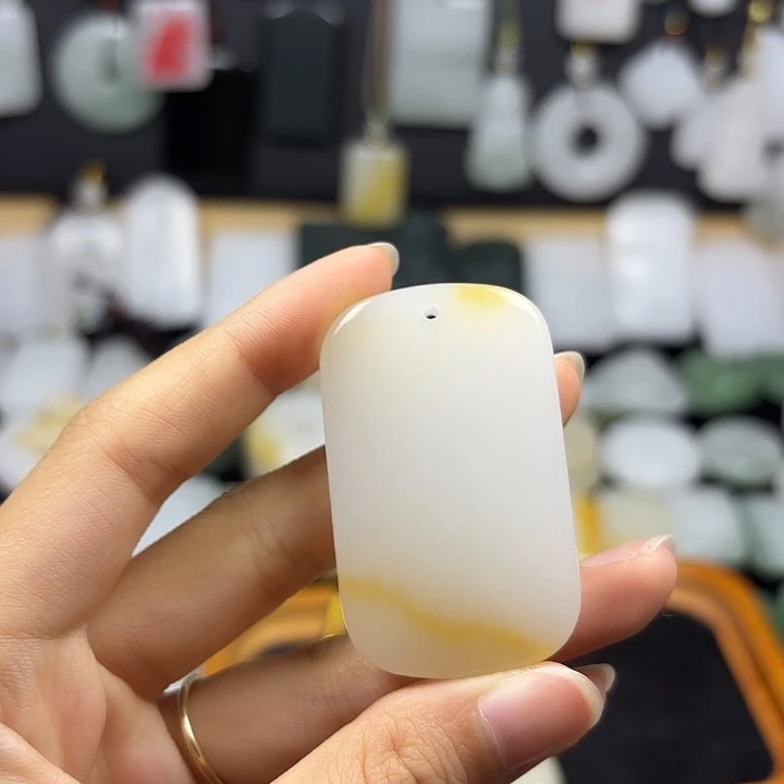 爷***儿石英质玉未镶嵌颈饰