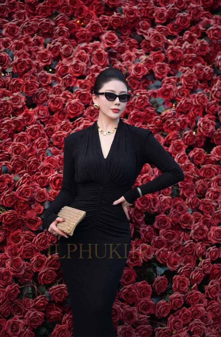 ILPHUKIIR【凌境】挂脖深V高弹垫肩轻薄修身抽褶黑色长袖包臀连衣裙