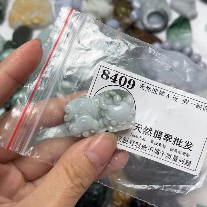 翡翠未镶嵌颈饰8409