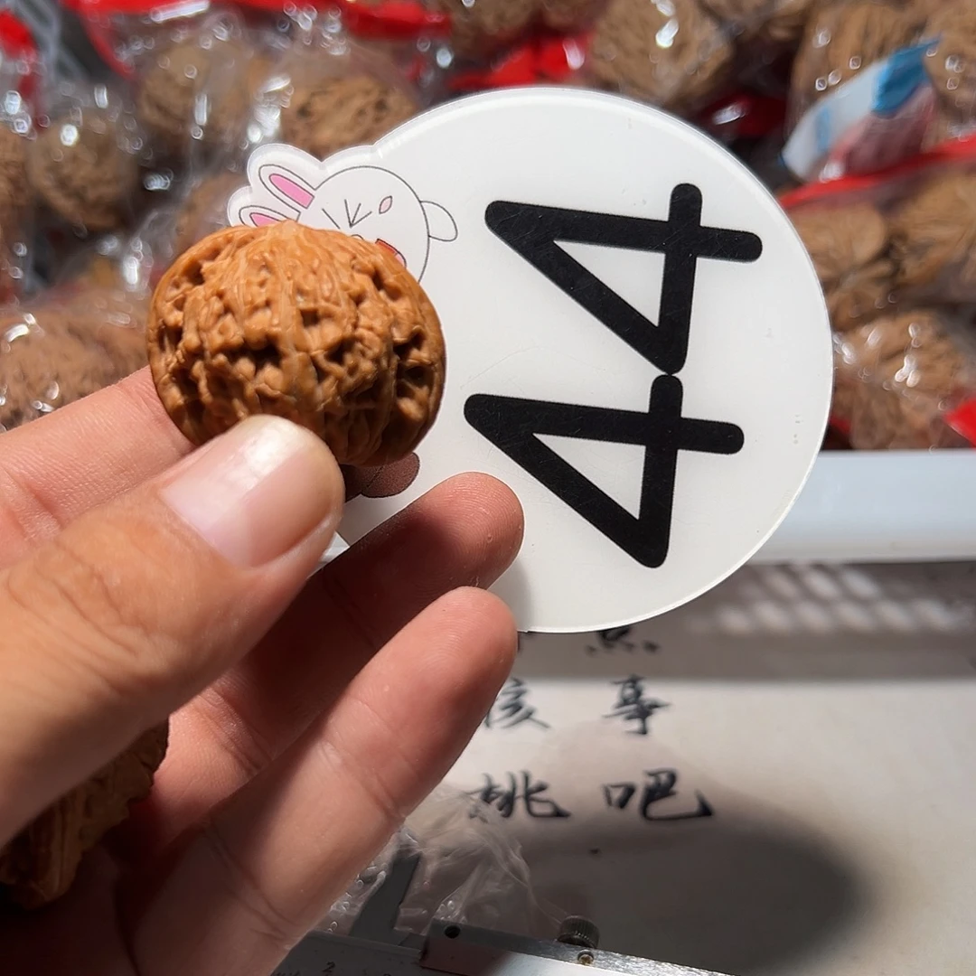 今***虎文玩核桃，白色44号