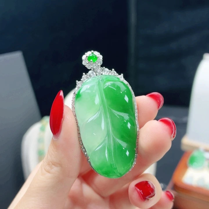 幸***光颈饰未镶嵌石英质玉（非洲翠）