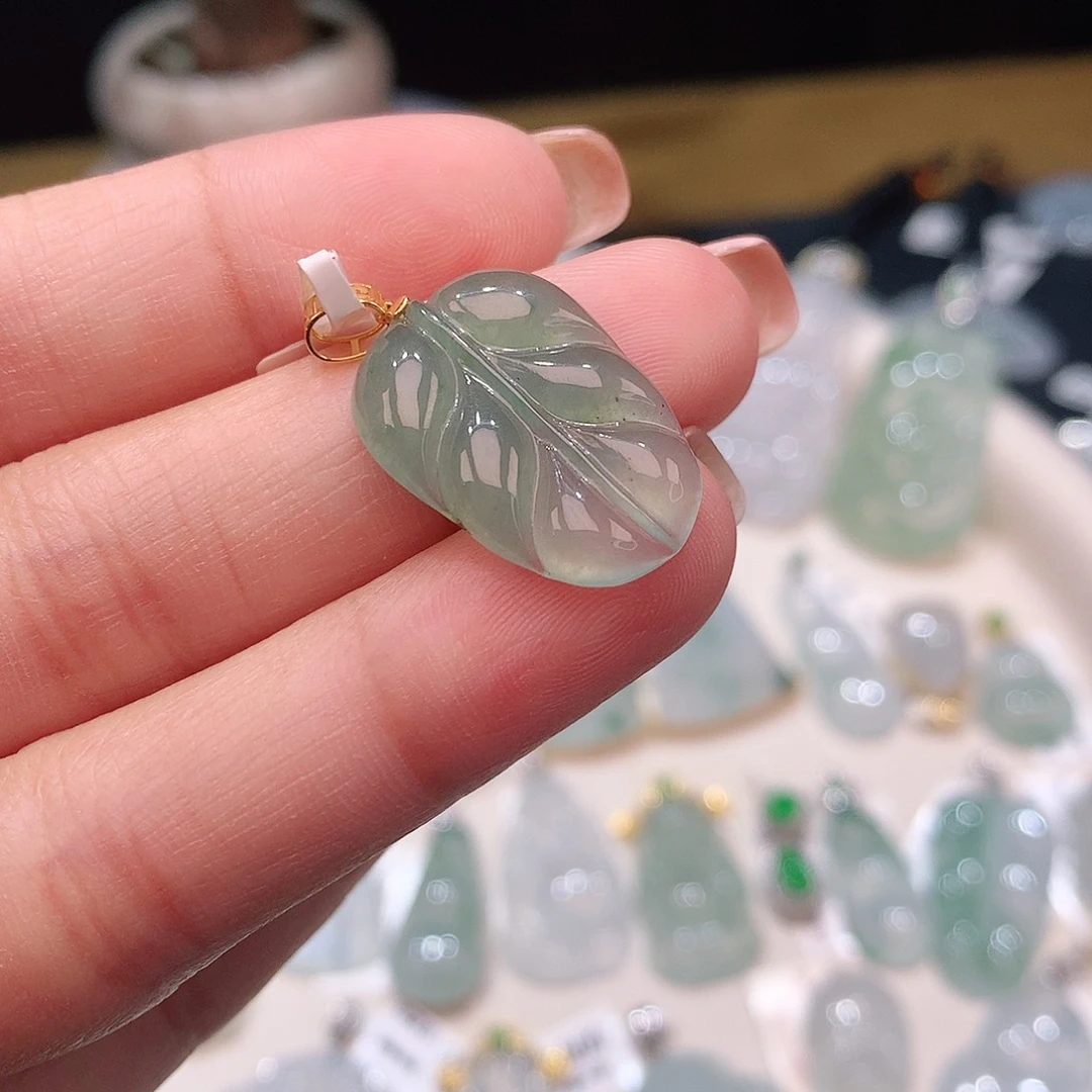 颈饰18K金镶嵌翡翠叶子