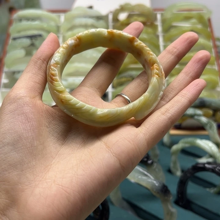 伊***雪蛇纹石玉未镶嵌手镯