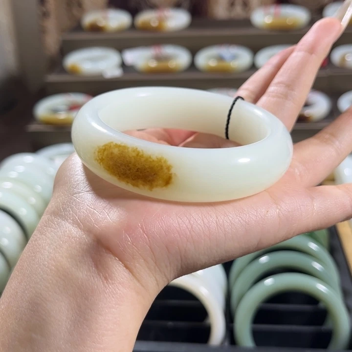 和田玉未镶嵌手镯