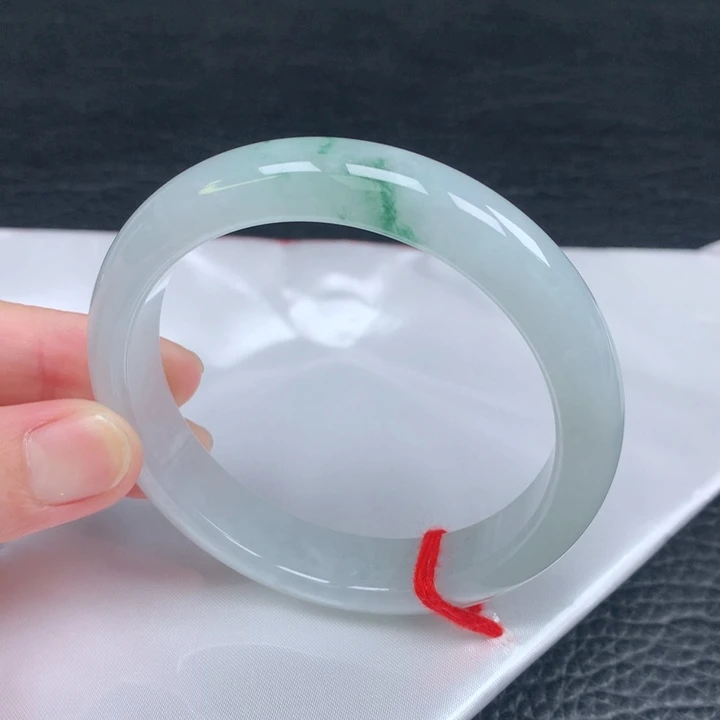 翡翠手镯未镶嵌。