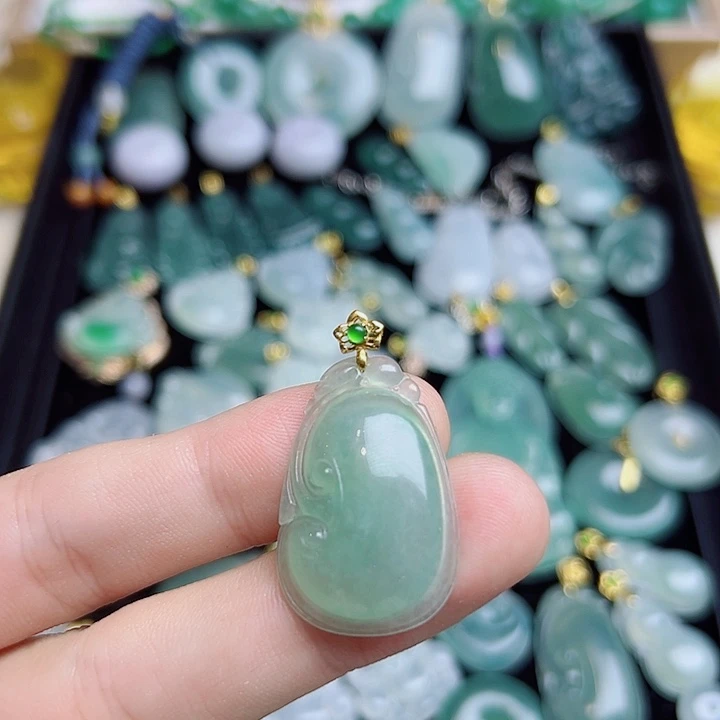 翡翠18K金镶嵌颈饰翡翠